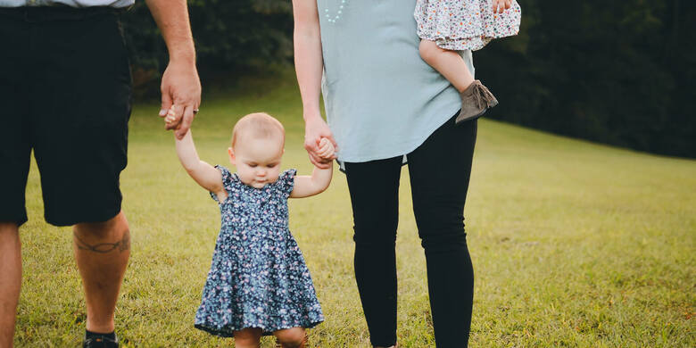 Junge Eltern mit Kind