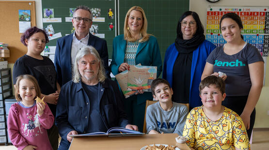 Franz Bock. Schulqualitätsmanager Bezirke Eisenstadt, Eisenstadt-Umgebung, Autor Henz Janisch, Bildungslandesrätin Daniela Winkler und Schulleiterin Petra Weingärtner-Golubich, ASO Eisenstadt, mit Kindern der ASO Eisenstadt (v.l.).