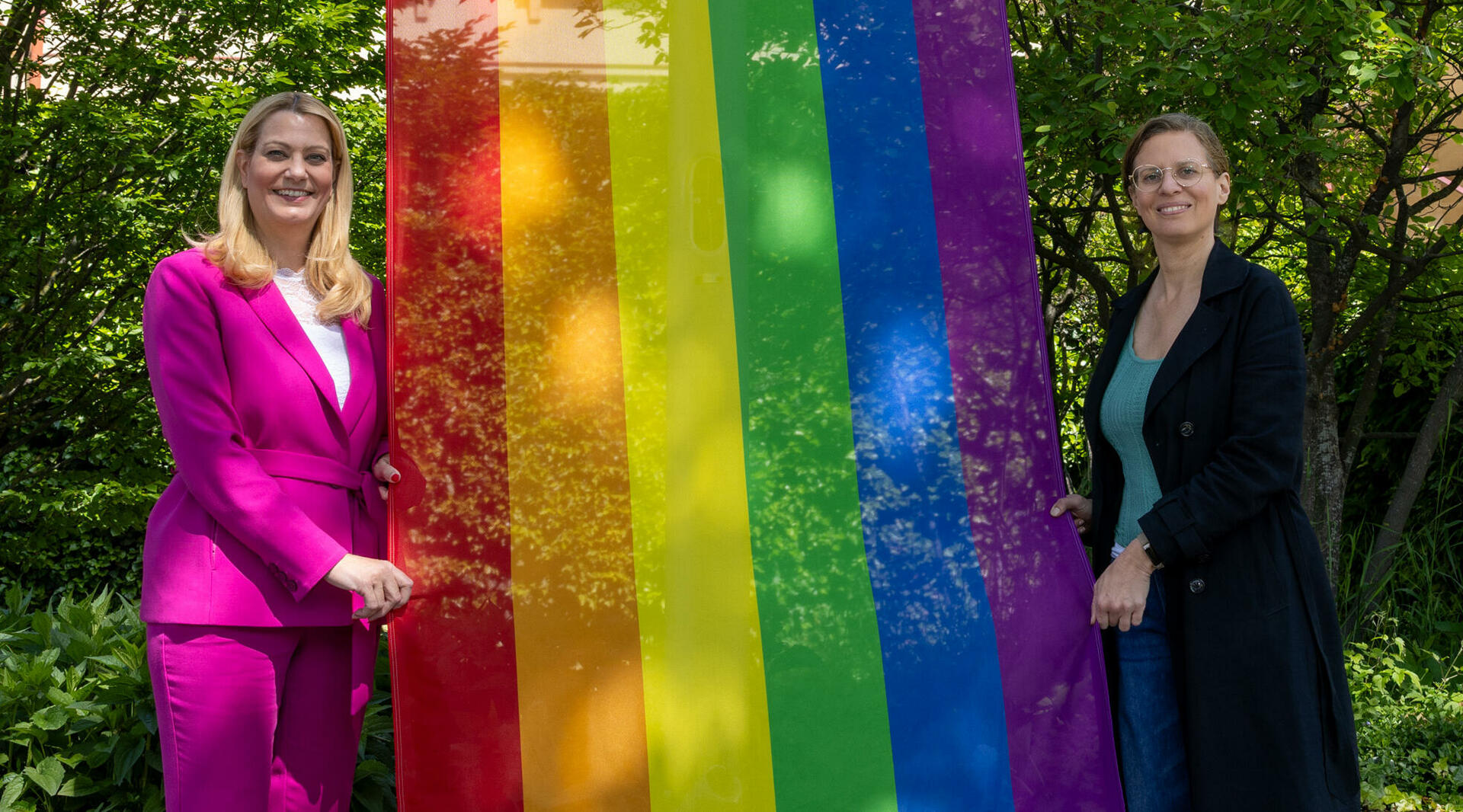 Landesrätin Mag.a (FH) Daniela Winkler und Landeshauptmann-Stellvertreterin Anja Haider-Wallner beim Hissen der Regenbogenfahne vor dem Landhaus.