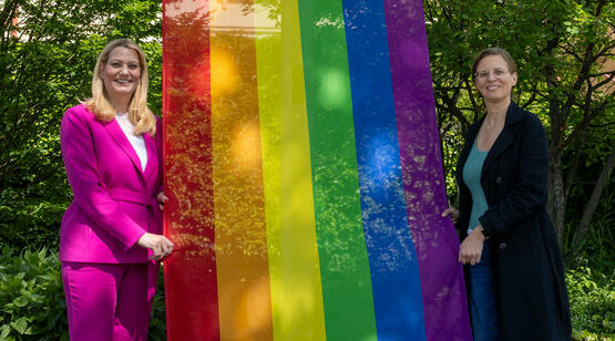 Landesrätin Mag.a (FH) Daniela Winkler und Landeshauptmann-Stellvertreterin Anja Haider-Wallner beim Hissen der Regenbogenfahne vor dem Landhaus. 