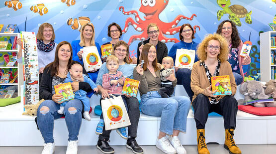v.l. Ingrid Hochwarter (LVBB), LW, Ursula Tichy (LVBB), Julia Gsertz (AK Bücherei Eisenstadt), Eva Fischl (Bibliotheksservicesstelle), Silke Rois (LVBB), Mütter mit Kindern, Birgit Antoni (Illustratorin vom Buch)
