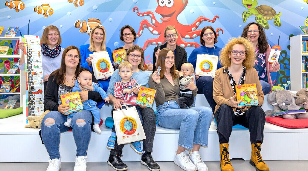 v.l. Ingrid Hochwarter (LVBB), LW, Ursula Tichy (LVBB), Julia Gsertz (AK Bücherei Eisenstadt), Eva Fischl (Bibliotheksservicesstelle), Silke Rois (LVBB), Mütter mit Kindern, Birgit Antoni (Illustratorin vom Buch)