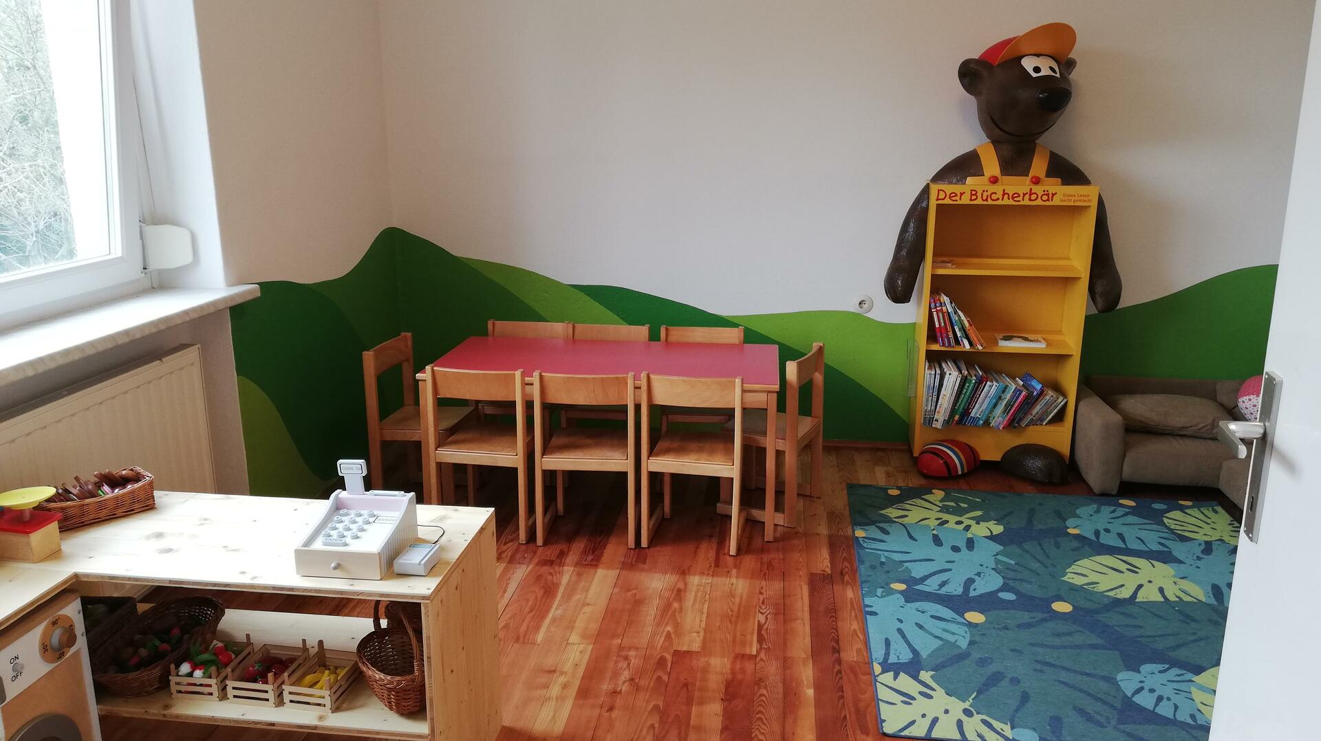 Spieleraum für Kinder mit Tisch und Stühlen