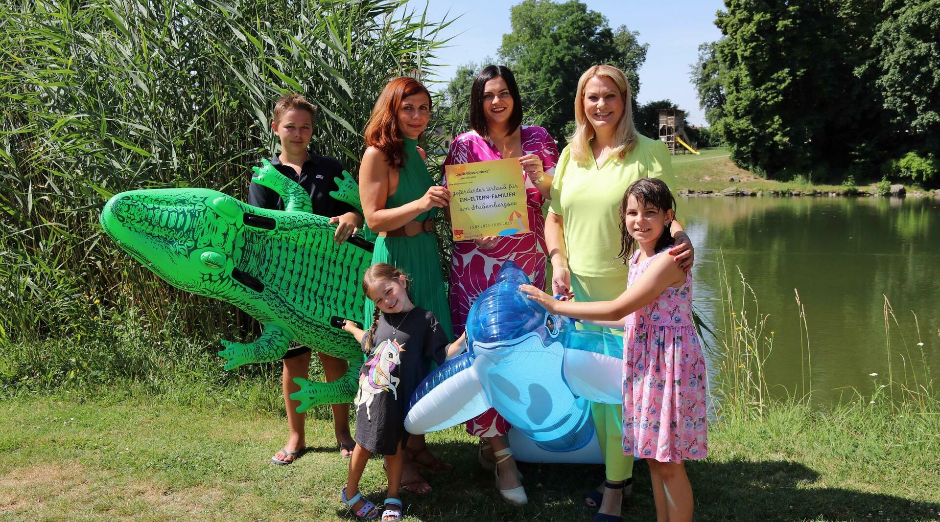 Landeshauptmannstellvertreterin Mag.a Astrid Eisenkopf (Mitte) und Familienlandesrätin Mag.a (FH) Daniela Winkler (r.) möchten gemeinsam mit Anika Karall vom Verein „Alleinerziehend – aber nicht allein“ Kindern von Ein-Eltern-Familien unbeschwerte Tage am Stubenbergsee ermöglichen.