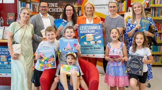 Sabine Voith (Mitarbeiterin Gemeindebücherei Wimpassing), Ernst Edelmann, (Bürgermeister Wimpassing) Nina Weiss (Bibliotheksservicestellt), Silke Rois (LVBB), LR Daniela Winkler, Daniela Fidler (Büchereileiterin Gemeindebücherei Wimpassing), Sonja Kaiblinger (Kinderbuchautorin) und die Volksschullehrerinnen und Volksschüler:innen von Wimpassing.