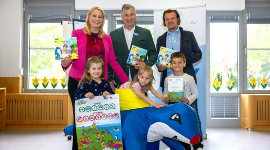 Landesrätin Mag.a Daniela Winkler, KR Peter Engelbrechtsmüller, AUVA-Landesstelle Wien Vorsitzender und Mag. Michael Zacek, Geschäftsführer Blue Circus OG mit Kindern des Kindergartens Frauenkirchen. 