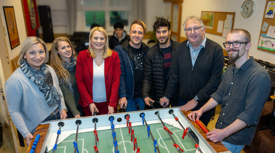 Landesrätin Mag.a (FH) Daniela Winkler (3.v.l.) mit Landtagsabgeordnete Bürgermeisterin Claudia Schlag (l.) und Günter Kroiss (2.v.r.) sowie Mitarbeiter*innen des JUZ Mattersburg.