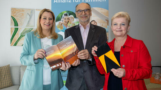 Vorsitzübergabe bei der Allianz der Familie mit (v.l.) Landesrätin Mag. (FH) Daniela Winkler, Gabi Reisner (Kolping) und Dr. Sepp Gmasz (Burgenländisches Volksliedwerk)