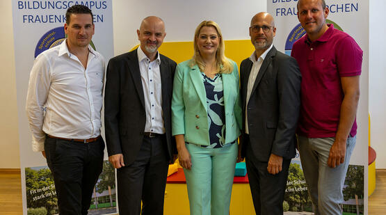 Standortleiter Johannes Wegleitner (Sommerschule und LuFC Frauenkirchen), Bildungsdirektor Heinz Zitz, Landesrätin Daniela Winkler, Bürgermeister Hannes Schmidt und Daniel Karacsonyi vom Organisationsteam LuFC