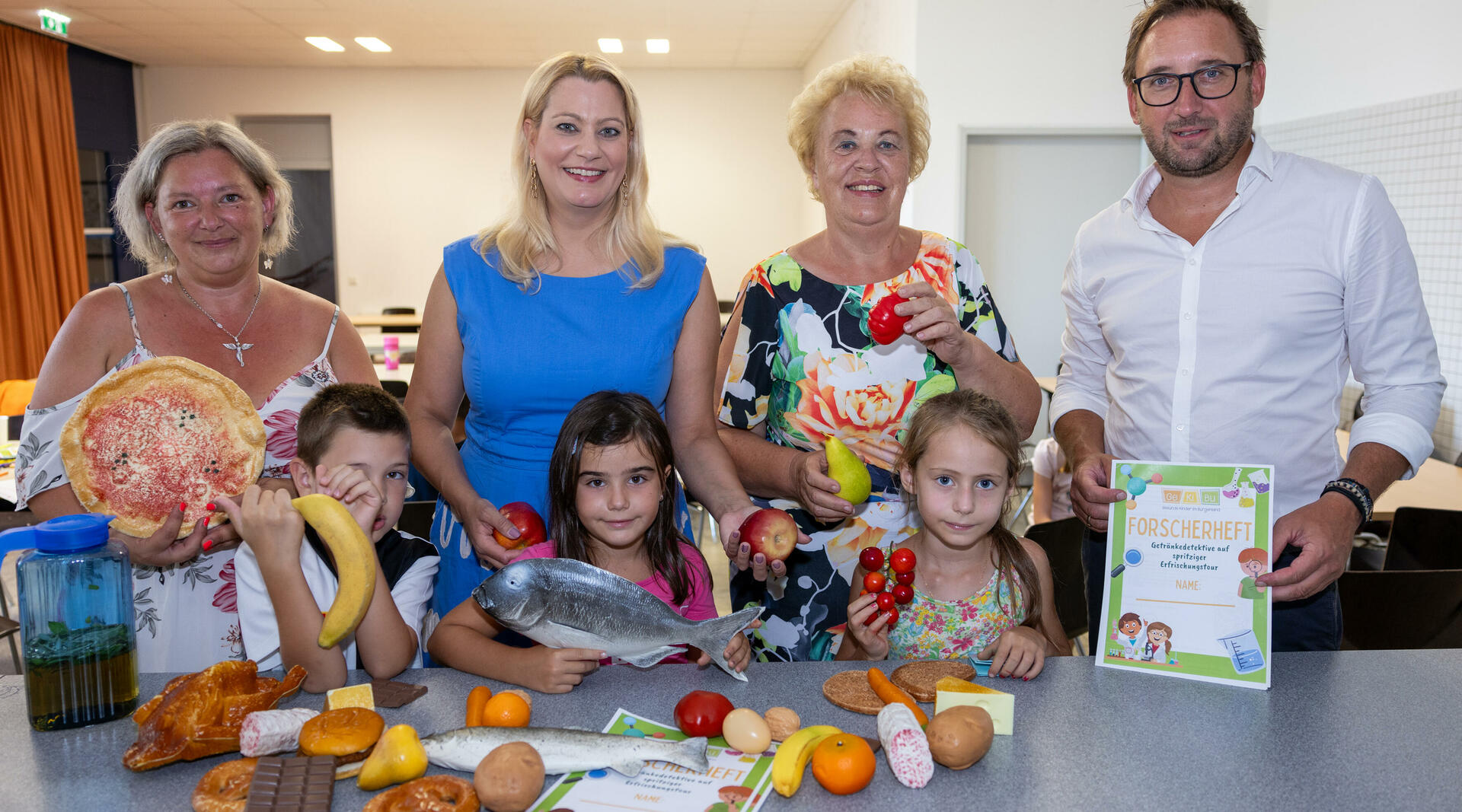 Landesrätin Daniela Winkler (2.v.l.) besuchte gemeinsam mit Landtagspräsidentin Verena Dunst (2.v.r.) das Lern- und Feriencamp sowie Fit 4 Diversity in Stegersbach. Mit ihnen am Foto: Standortleiterin Daniela Holzmann (l.) und Bürgermeister Jürgen Dolesch (r.).