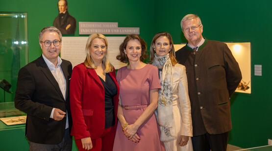 Bürgermeister Markus Ulrahm, Landesrätin Daniela Winkler Kuratorin Kathrin Unterreiner sowie die Hausherren des Schloss Halbturn, Gattin Philippa und Markus Königsegg-Aulendorf (v.l.).