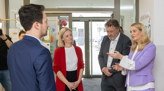 Frau Landesrätin Winkler redet mit dem Bildungsminister 