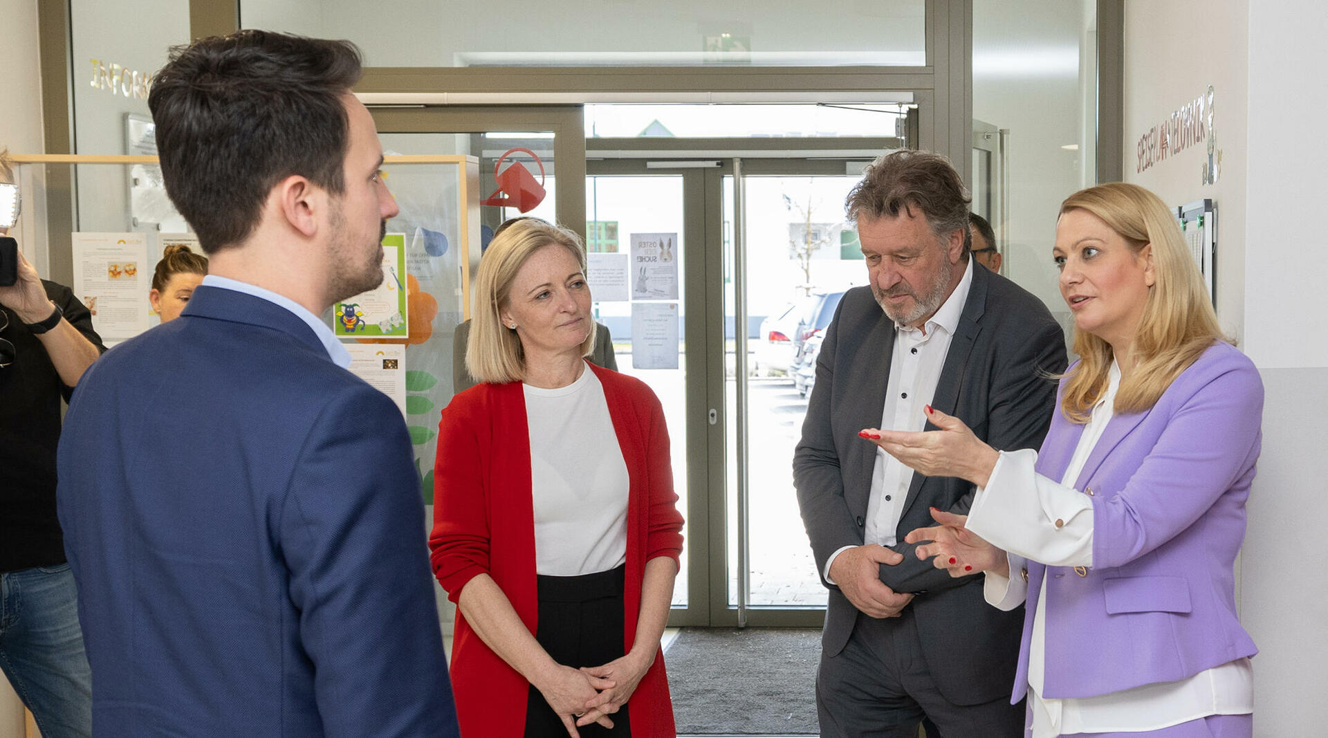 Frau Landesrätin Winkler redet mit dem Bildungsminister 