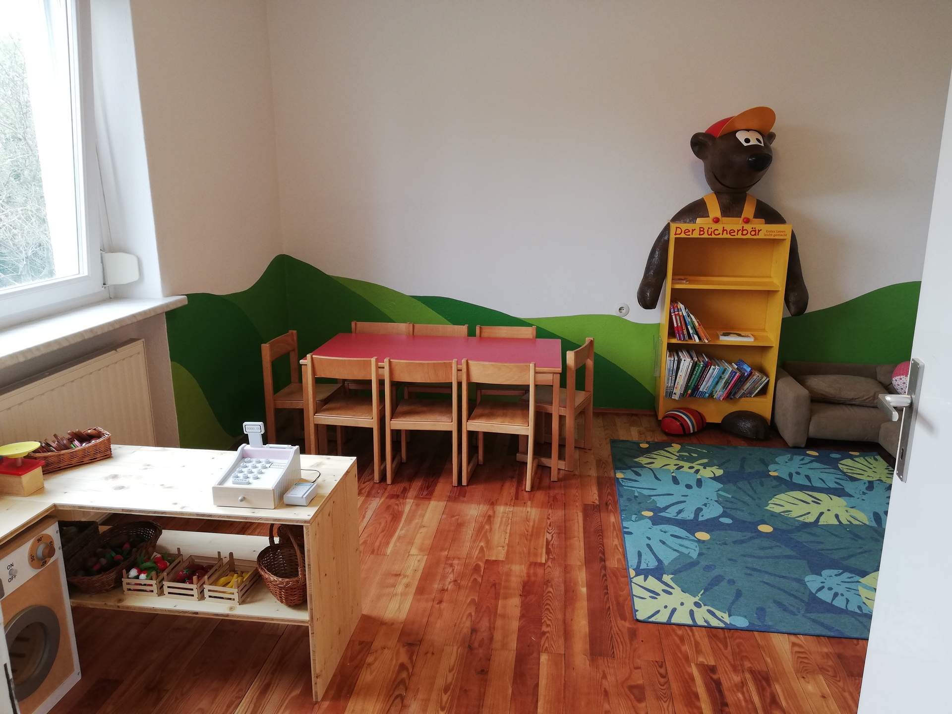 Spieleraum für Kinder mit Tisch und Stühlen