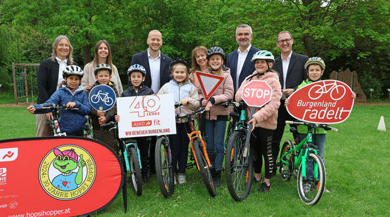 Andrea Tauber (Direktorin der VS Sieggraben), Lisa Tschürtz (Klassenlehrerin der dritten und vierten Klasse), ASKÖ Burgenland Präsident Maximilian Köllner, Michaela Seidl (Qualitätsmanagerin der Bildungsdirektion Burgenland), Verkehrslandesrat Heinrich Dorner und Bürgermeister Andreas Gradwohl (Sieggraben) mit Kindern der VS Sieggraben (v.l.).