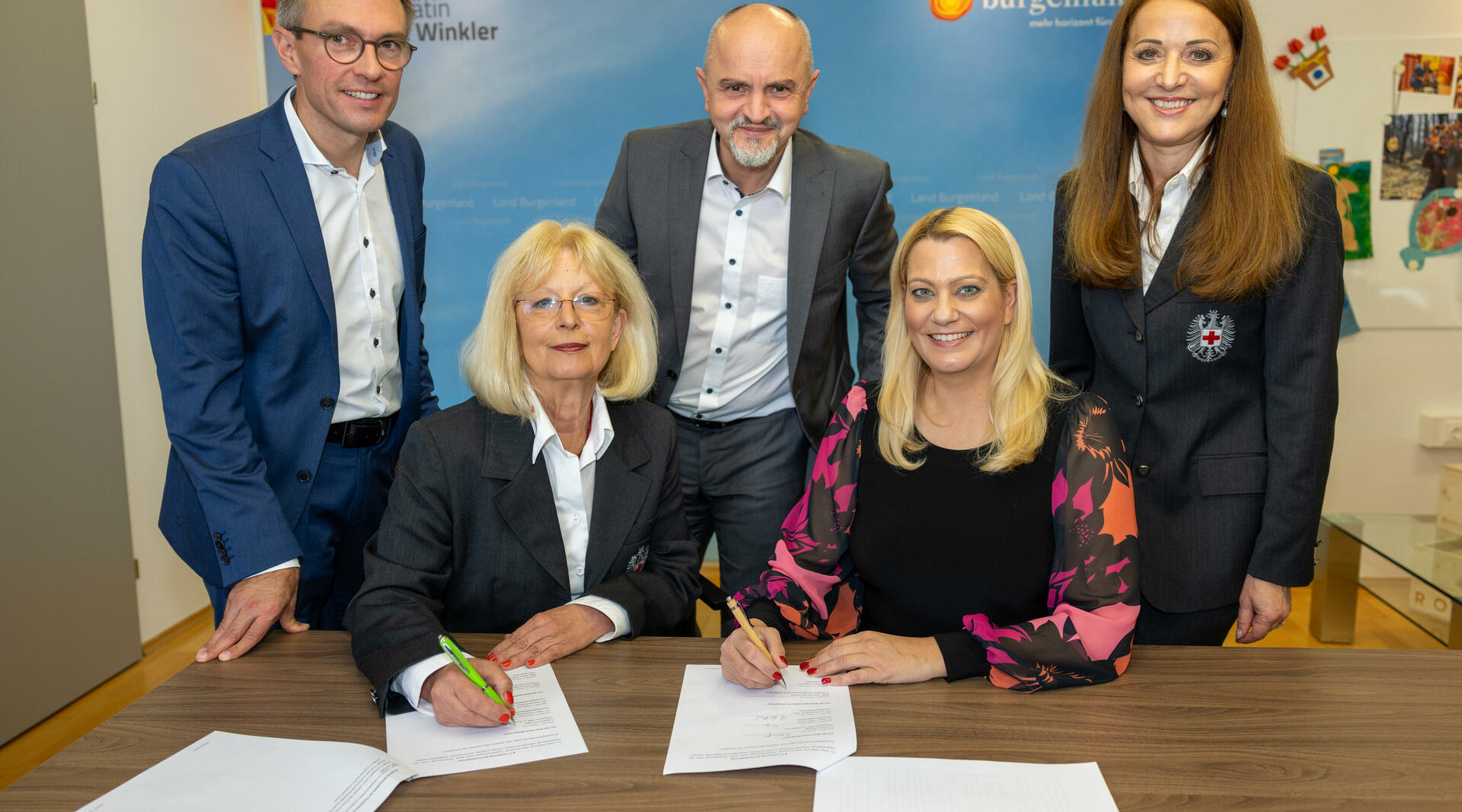 Landesrätin Daniela Winkler und Friederike Pirringer, Präsidentin des Roten Kreuzes beim Unterzeichnen der Verträge