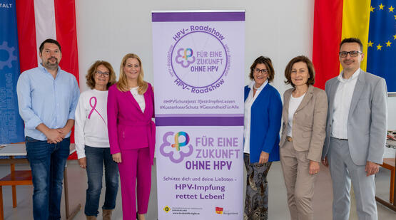 Dr. Martin Krizmanits, Schularzt der BHAK/BHAS Eisenstadt, Dr.in Susanne Kunz,  LRin Mag.a (FH) Daniela Winkler, Pink-Ribbon-Botschafterin Àgnes Ottrubay, Mag.a Andrea Konrath, Geschäftsführerin der Österreichischen Krebshilfe Burgenland, und Mag. Reinhard Gaul, Direktor der BHAK/BHAS Eisenstadt (v.l.).