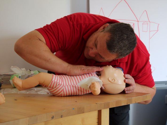 Erste Hilfe Kurs Lehrer bei Erste Hilfe Kurs mit Babypuppe