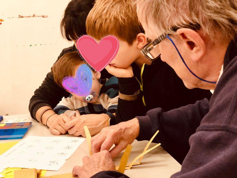 Basteln Kinder basteln gemeinsam mit älteren Menschen