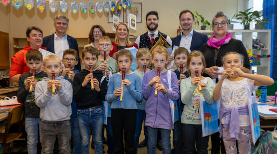 2.830 Blockflöten für die Volksschulkinder 