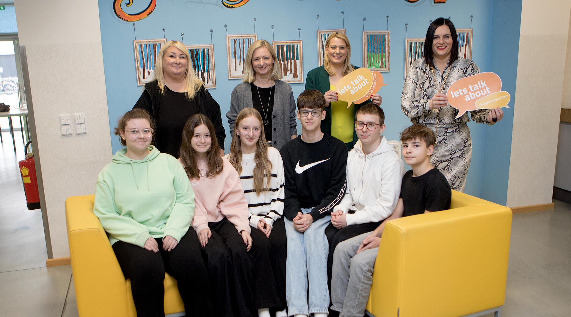 Landeshauptmann-Stellvertreterin Mag.a Astrid Eisenkopf, Jugendlandesrätin Mag.a (FH) Daniela Winkler, Landtagsabgeordnete, Bürgermeisterin Rita Stenger und Schulleiterin Karin Müller (stehend v.r.) mit Schülerinnen und Schülern der Mittelschule Siegendorf.