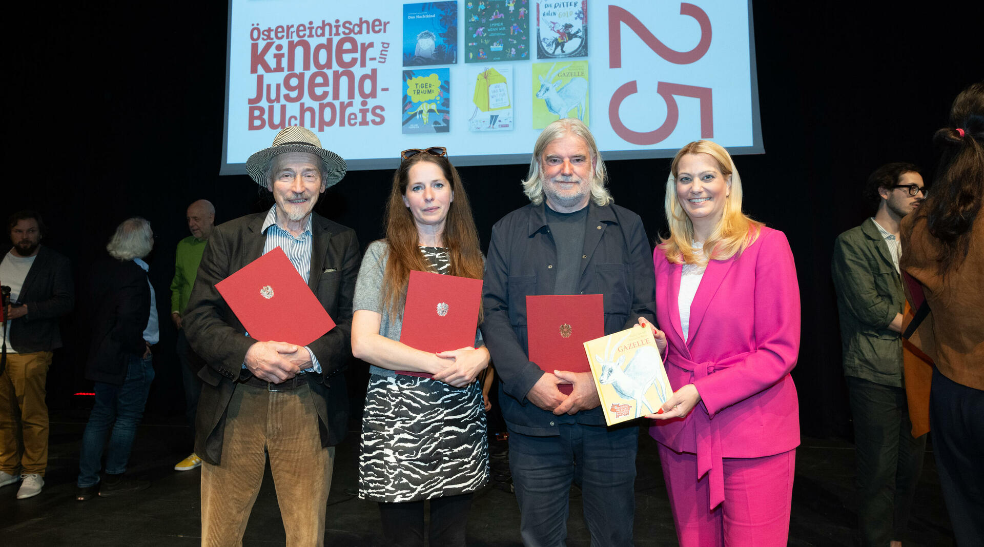Richard Pils (Verlag Bibliothek der Provinz 2024), Michaela Weiss, Heinz Janisch und Landesrätin Daniela Winkler bei der Verleihung des Österreichischen Kinder- und Jugendbuchpreises in Eisenstadt (v.l.).