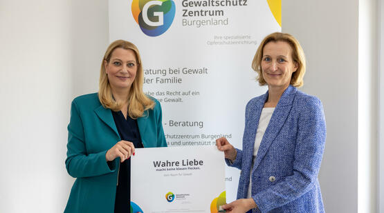 Landesrätin Mag.a (FH) Daniela Winkler (links im Bild) und Mag.a Karin Gölly, Geschäftsführerin des Gewaltschutzzentrums Burgenland.