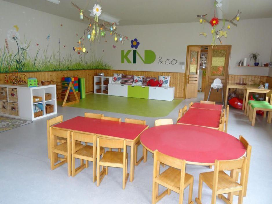 Spieleraum Spieleraum für Kinder mit Tischen und Bänken