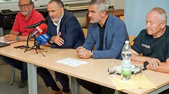 Oberwarts Bezirkshauptmann Peter Bubik, Landeshauptmann Hans Peter Doskozil, Katastrophenschutzlandesrat Heinrich Dorner und Bezirksfeuerwehrkommandant Wolfgang Kinelly bei der Pressekonferenz am Dienstag in Oberwart.