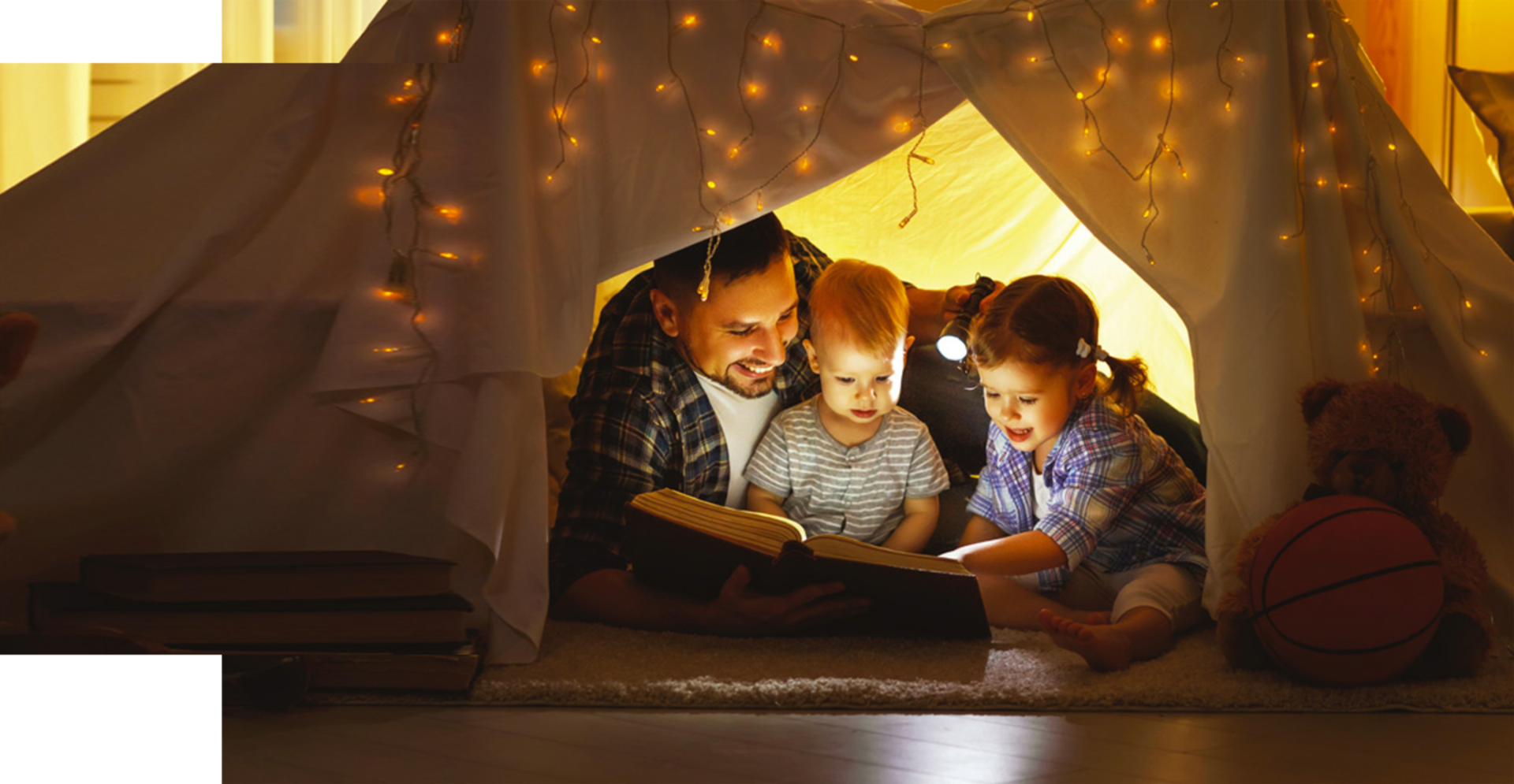 Vater und Kinder Vater mit Kindern im Zelt